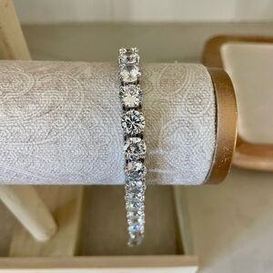 Elegant Silver"Clear" Impression Bracelet